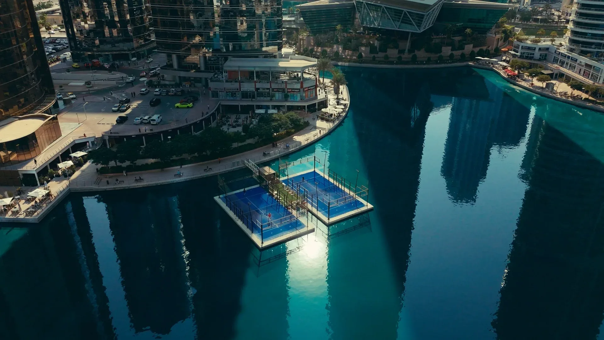 Die schwimmenden Padelplätze von Padel Islands in der Dubai Marina von oben