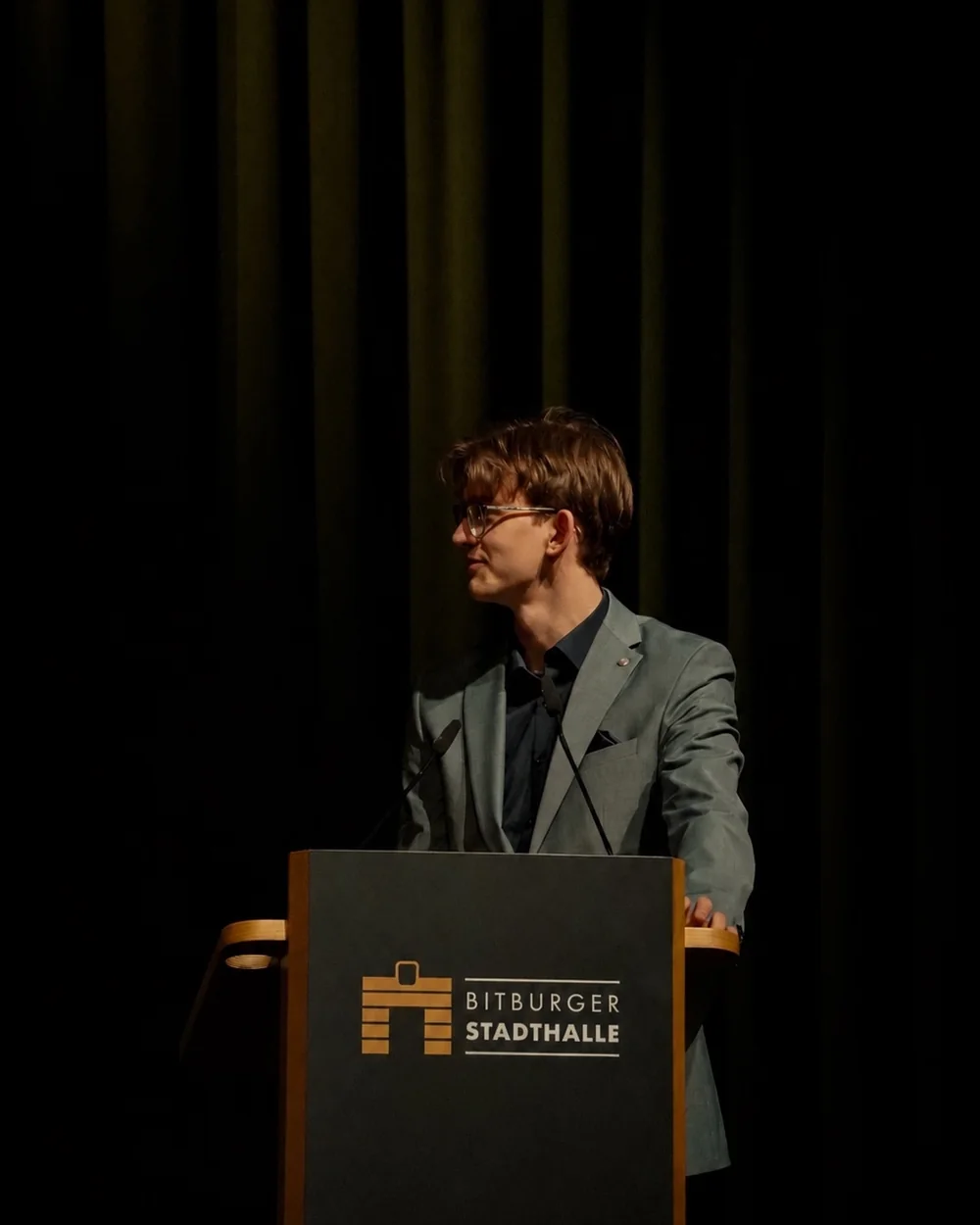 Felix Schommer giving a talk