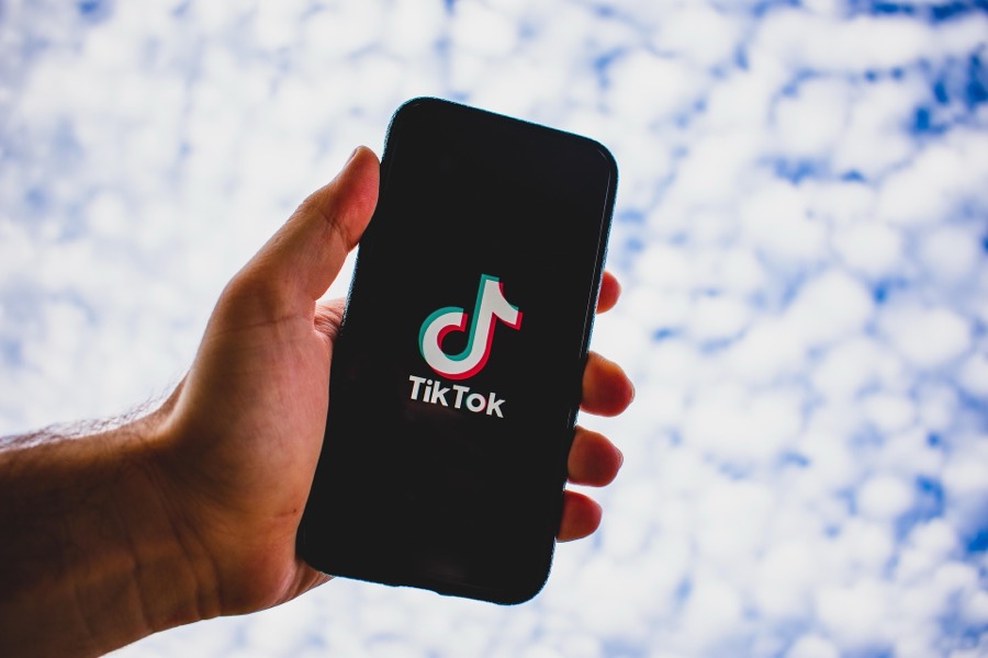 Hand hält Smartphone mit TikTok Logo